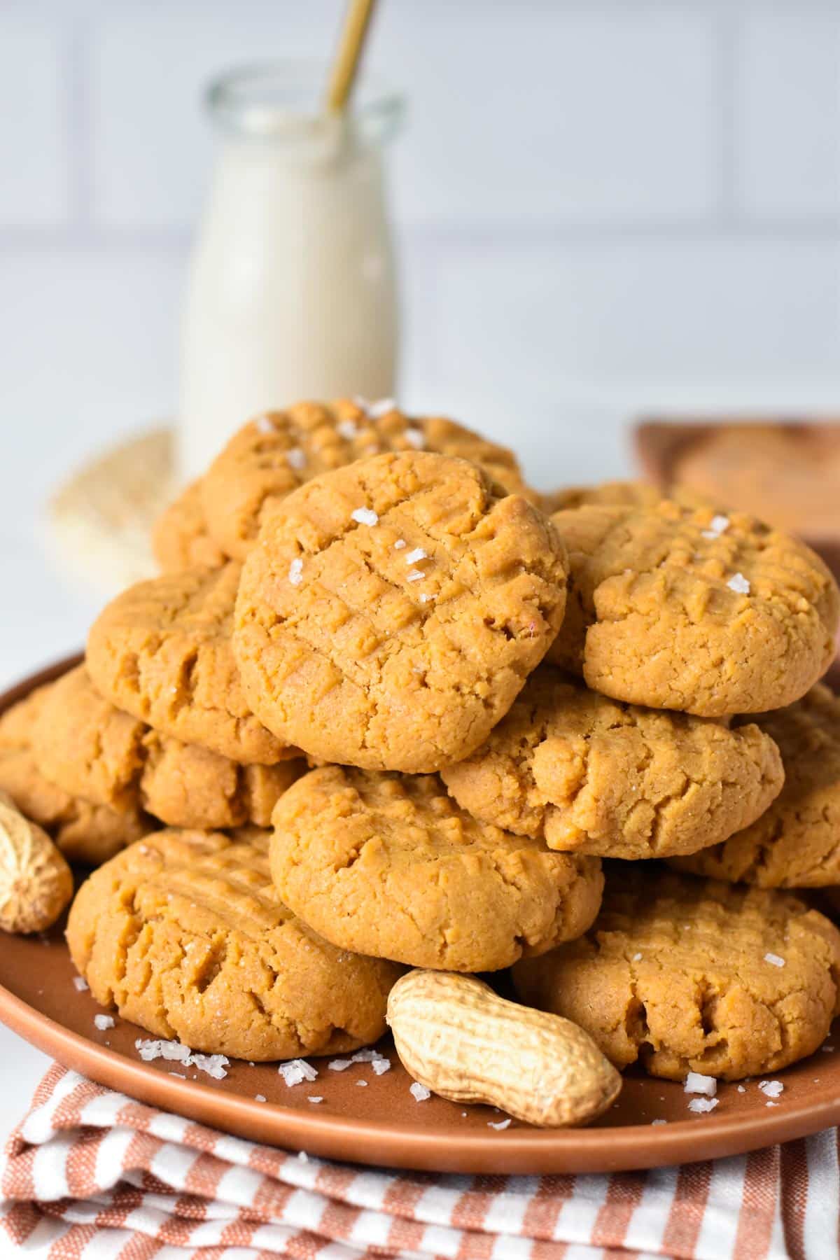 These 4 ingredient Peanut Butter Cookies are the easiest cookies for peanut butter lovers, ultra crunchy and ready in 20 minutes.Plus, these are flourless, gluten-free and dairy-free and the best allergy-friendly peanut butter cookies to share