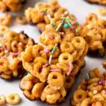 These Cheerios Cereal Bars are easy, healthy homemade breakfast cereal bars made with 5 basics ingredients. Plus, they are kids approved and perfect for kids lunchbox and school snacks.