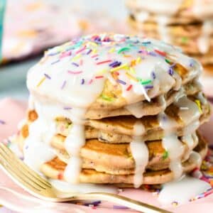  These funfetti pancakes are easy, fluffy pancakes filled with funfetti colors and perfect for birthday breakfast . Plus, they are easy to make in less than 20 minutes for a quick party breakfast.