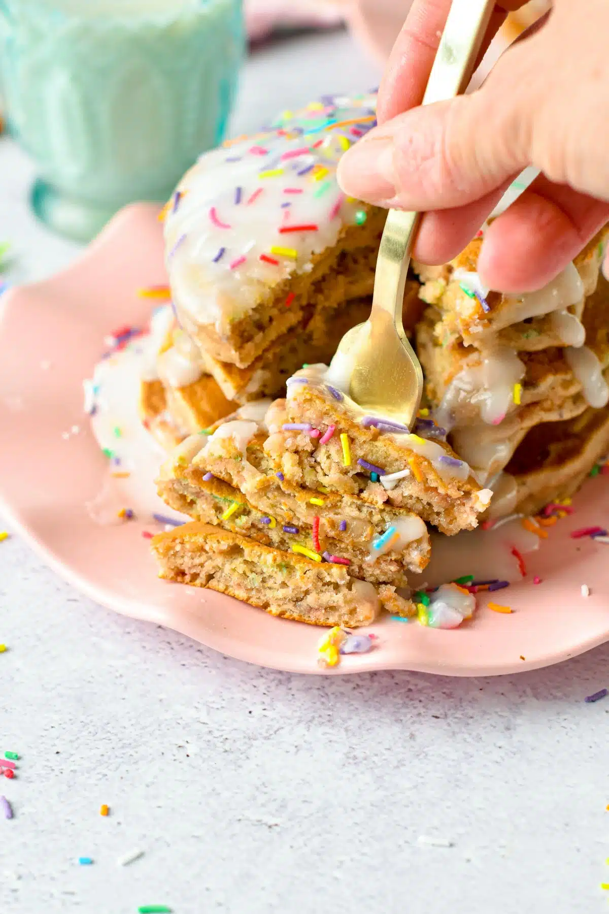  These funfetti pancakes are easy, fluffy pancakes filled with funfetti colors and perfect for birthday breakfast . Plus, they are easy to make in less than 20 minutes for a quick party breakfast.